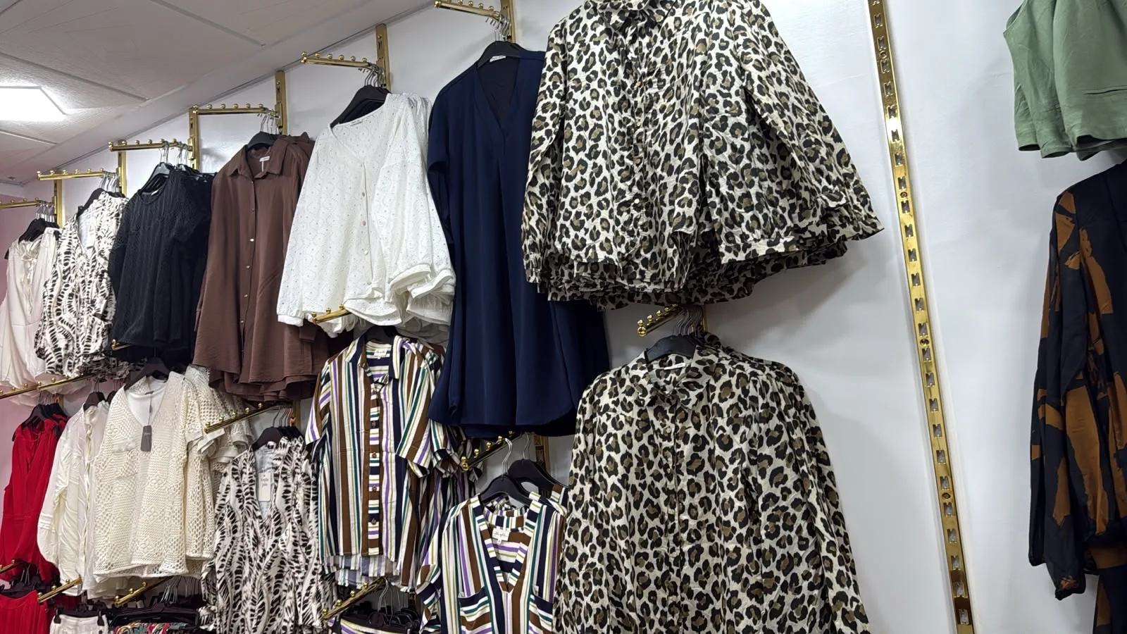 Vêtements femme PINKY 02 : chemises, robes et motifs léopard, mode femme Maroc