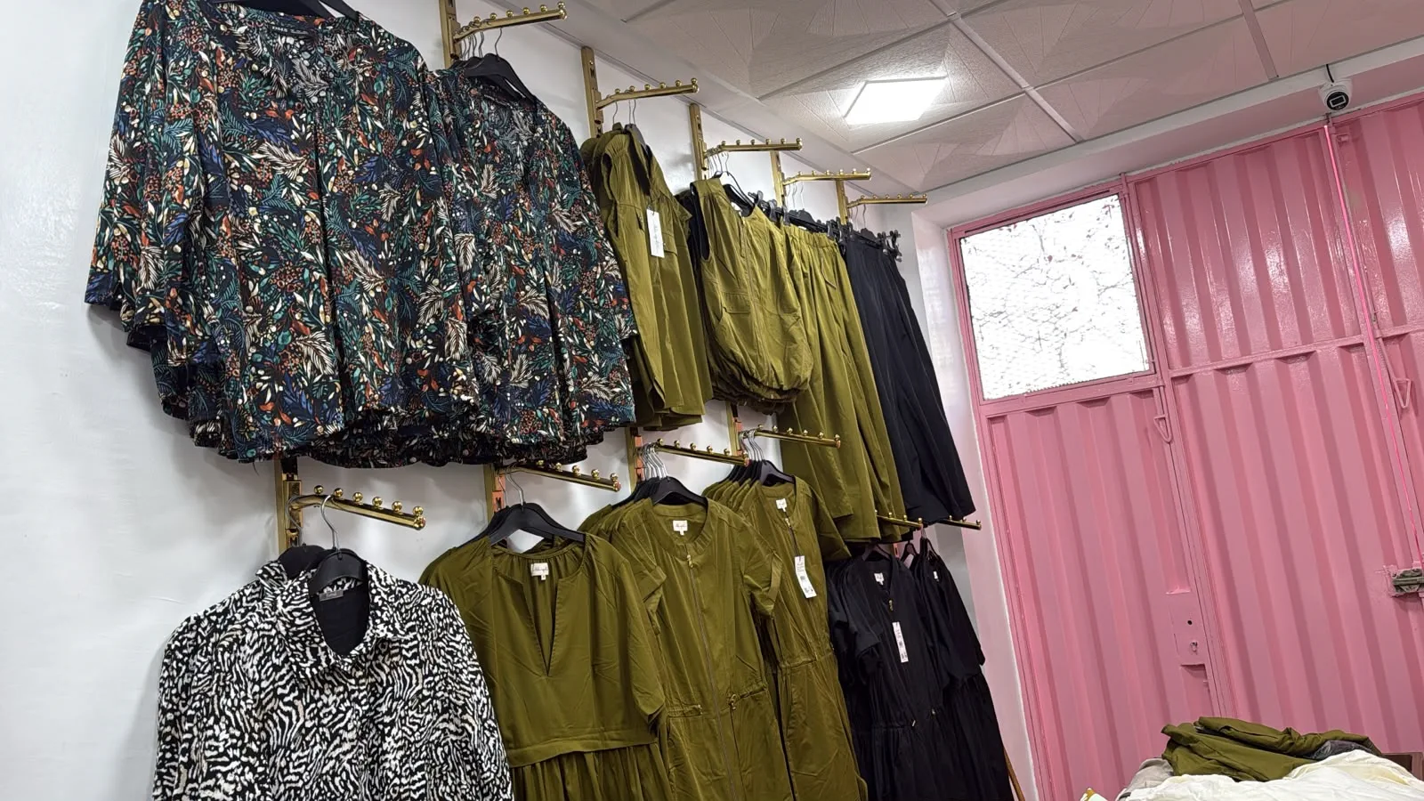 Collection prêt-à-porter femme kaki et imprimée, boutique PINKY 02