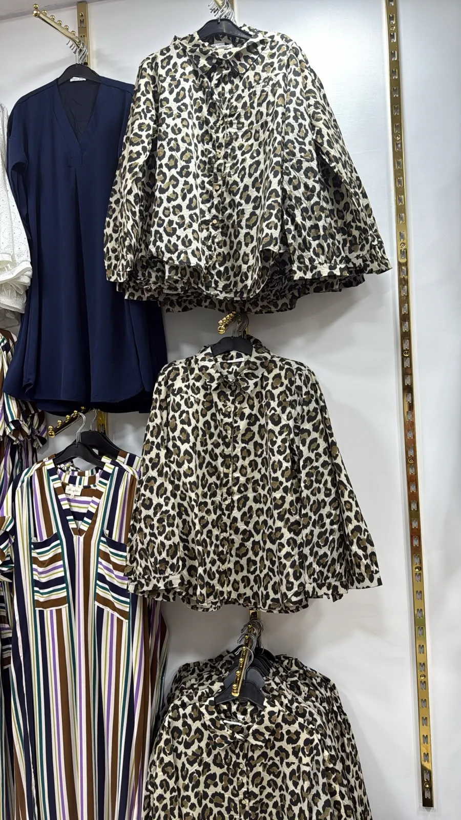 Vêtements femme léopard et robe rayée, boutique PINKY 02